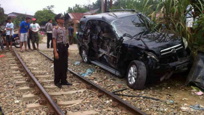 Sebuah mobil Daihatsu Terios dihantam kereta api tangki pengangkut minyak kelapa sawit di Kota Pematang Siantar, Sumatera Utara, pada Kamis, 19 Mei 2016.