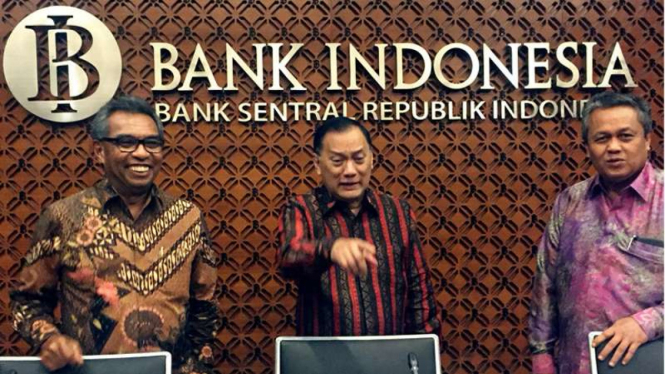 Gubernur Bank Indonesia, Agus Martowardojo (tengah).