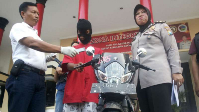 Polisi membeberkan tersangka Saroni dan barang bukti penjambretan di Markas Polrestabes Surabaya pada Kamis, 19 Mei 2016.