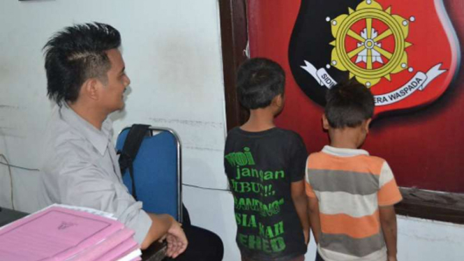 Dua bocah pelaku pencabulan terhadap sesama bocah di Tegal Jawa Tengah saat diperiksa polisi, Kamis (19/5/2016)