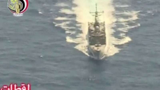 Sebuah boat milik militer Mesir dikerahkan untuk mencari EgyptAir yang hilang di Laut Mediterania.