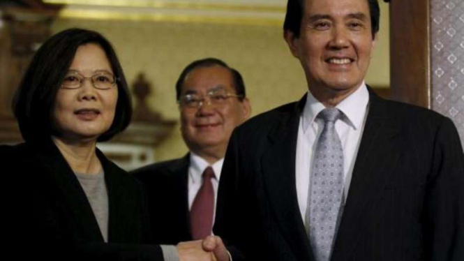 Presiden Taiwan, Tsai Ing-wen (kiri), dengan mantan Presiden Ma Ying-jeou.
