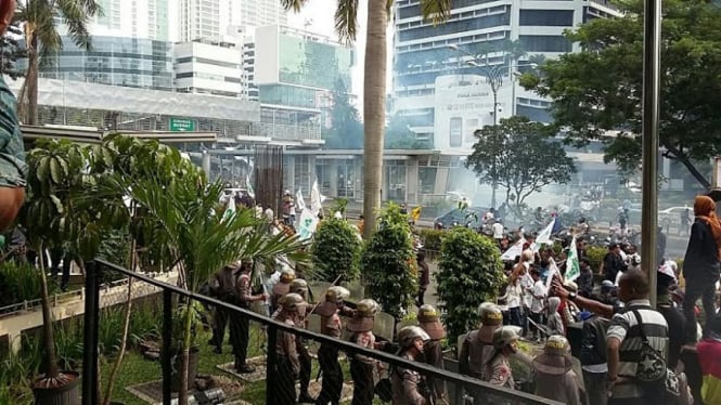 Pendemo dan polisi bentrok di depan gedung KPK Jakarta akhir pekan lalu.