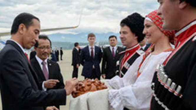 Presiden RI Joko Widodo saat tiba di Sochi, Rusia.