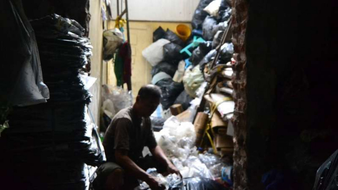 Kehidupan Bripka Seladi dengan sampah hasil memulungnya di rumahnya, Jumat (20/5/2016)