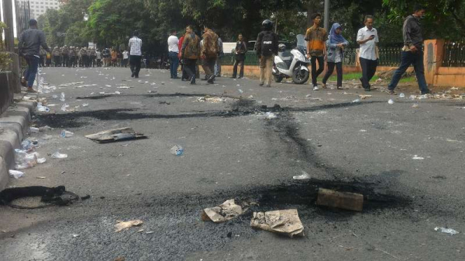 Massa Aliansi Masyarakat Jakarta Utara bentrok dengan polisi di Gedung KPK 