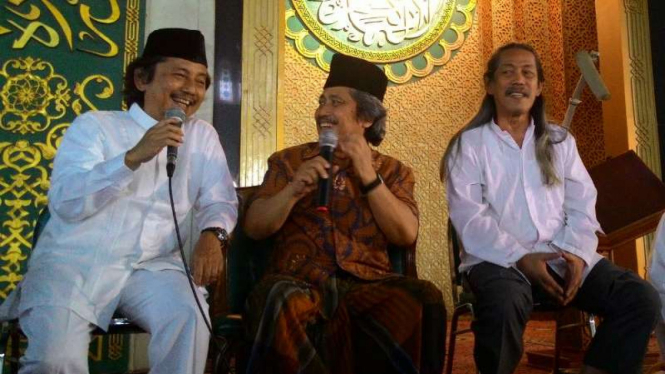 Trio Bimbo menyapa jemaah salat Jumat di Masjid Al Akbar Surabaya pada Jumat, 20 Mei 2016.