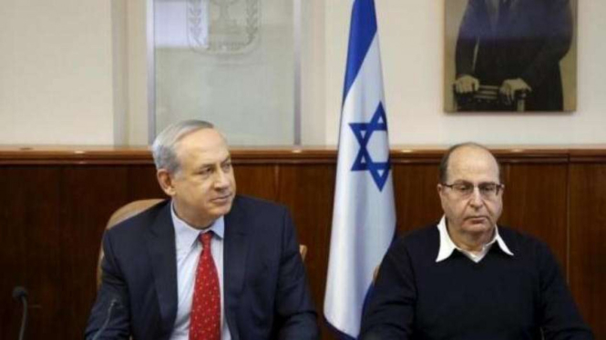 PM Israel Benjamin Netanyahu (kiri) dan Menhan Moshe Yaalon