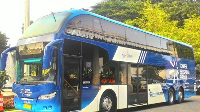 Bus tingkat wisata malam resmi beroperasi di Jakarta, Jumat, 20 Mei 2016.