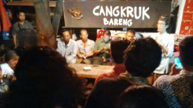 Polisi membubarkan acara diskusi tentang film bertajuk Pulau Buru Tanah Air Beta di Warung Mbah Cokro, Surabaya, Jawa Timur, pada Jumat malam, 20 Mei 2016.