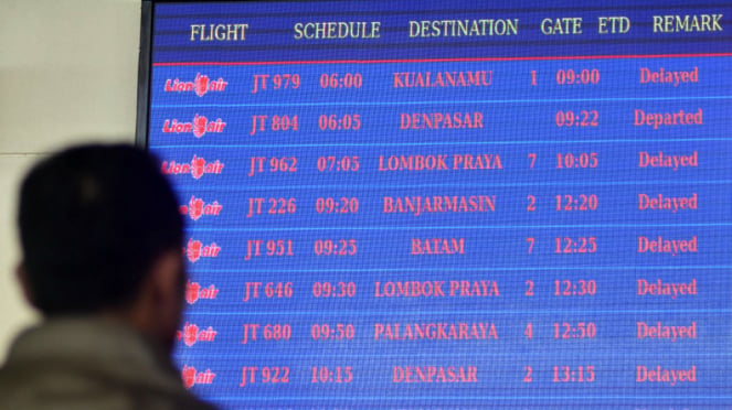 Calon penumpang melihat gambar papan pemberitahuan pemberangkatan di Terminal I Bandara Internasional Juanda Surabaya di Sidoarjo, Jawa Timur, Rabu (10/5/2016). 