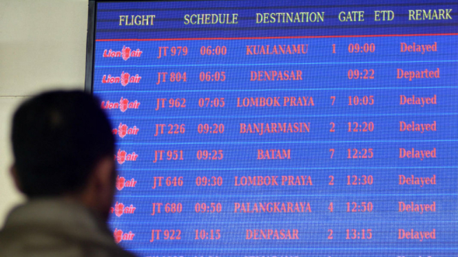 Calon penumpang melihat gambar papan pemberitahuan pemberangkatan di Terminal I Bandara Internasional Juanda Surabaya di Sidoarjo, Jawa Timur, Rabu (10/5/2016). 