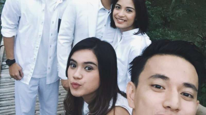 Billy Davidson bersama Chelsea Olivia dan artis lainnya sinetron Rahasia Cinta