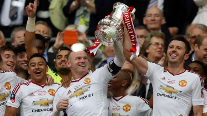 Selebrasi juara Manchester United bersama trofi Piala FA