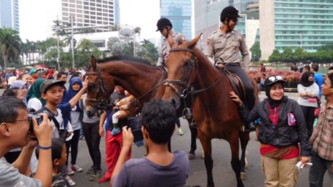 Dua personel Polisi Berkuda di Car Free Day Kawasan Thamrin, Jakarta Pusat