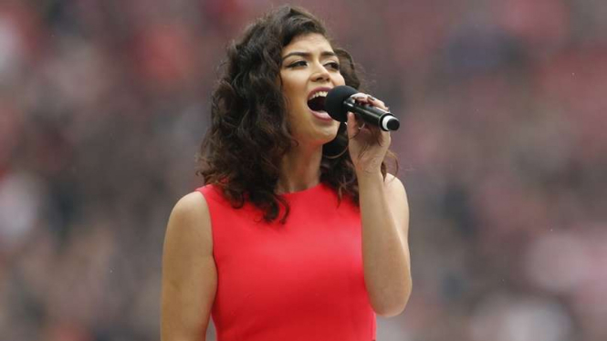 Penyanyi asal Inggris, Karen Harding, saat bernyanyi di pembukaan final Piala FA.