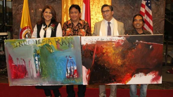 Pertukaran cenderamata lukisan antara Indonesia dan Kolombia di Houston, AS