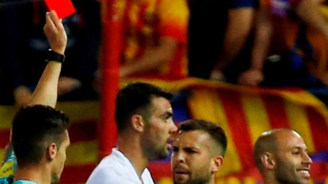 Pemain Barcelona, Javier Mascherano (kanan) menerima kartu merah