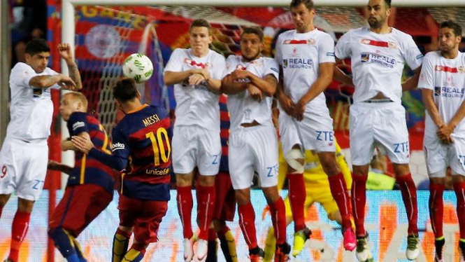 Striker Barcelona. Lionel Messi ambil tendangan bebas lawan Sevilla
