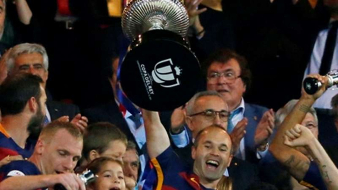 Kapten Barcelona, Andres Iniesta, rayakan gelar Copa del Rey