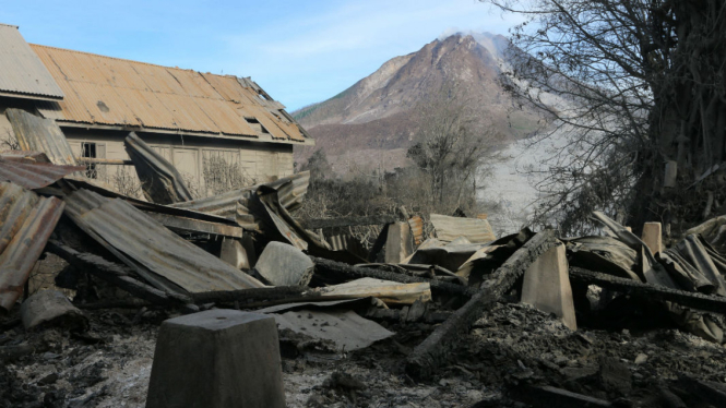 Kondisi rumah warga yang hangus terbakar dampak erupsi Gunung Sinabung, di Desa Gamber, Karo, Sumatera Utara, Minggu (22/5/2016). 