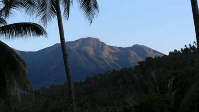 Gunung Awu di Tahuna, Kabupaten Kepulauan Sangihe, Sulawesi Utara, dalam status level III atau siaga pada Senin, 23 Mei 2016.