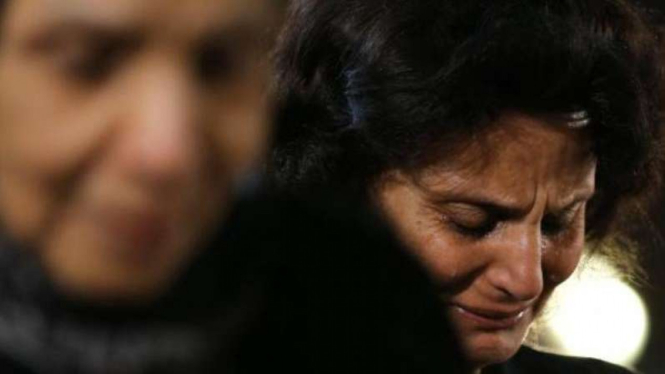 Seorang kerabat korban pesawat EgyptAir berduka di Gereja Katedral, Kairo, Mesir