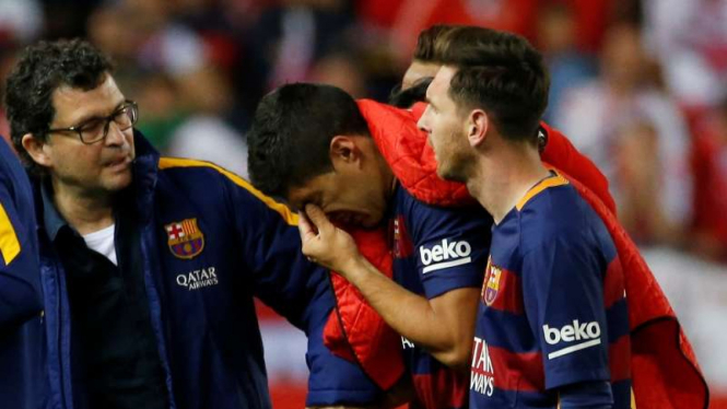 Pemain Barcelona, Luis Suarez, saat alami cedera