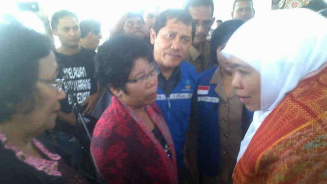 Mensos berbincang dengan keluarga korban tewas awan panas Gunung Sinabung