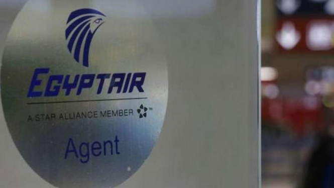 Logo EgyptAir di Bandar Udara Charles de Gaulle, Paris, Prancis