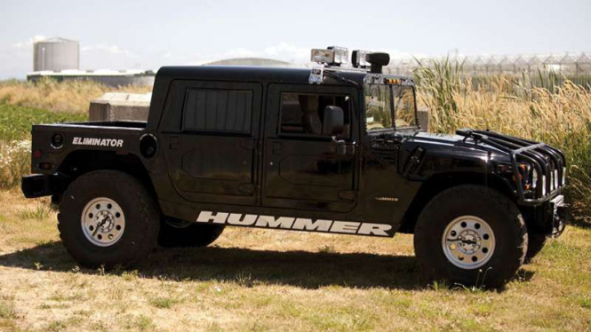Mobil Hummer yang dulu dimiliki oleh Tupac Shakur.