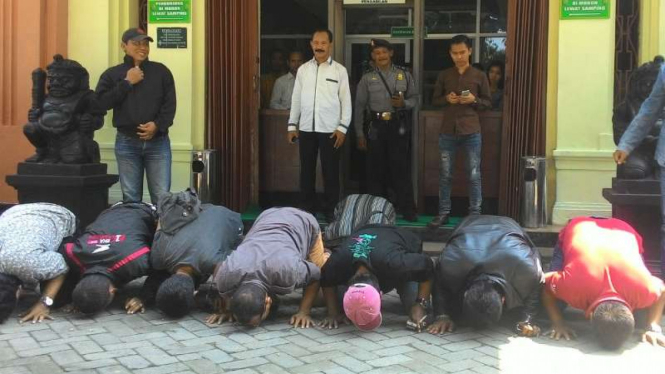 Pendukung La Nyalla sujud syukur di halaman Pengadilan Negeri Surabaya setelah hakim mengabulkan praperadilan La Nyalla pada Senin, 23 Mei 2016.