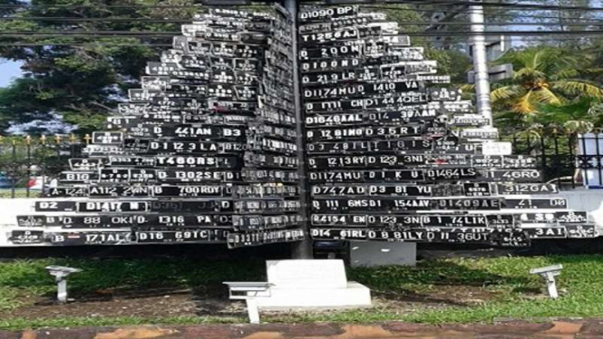 Monumen pohon TNKB di halaman Mapolrestabes Bandung.