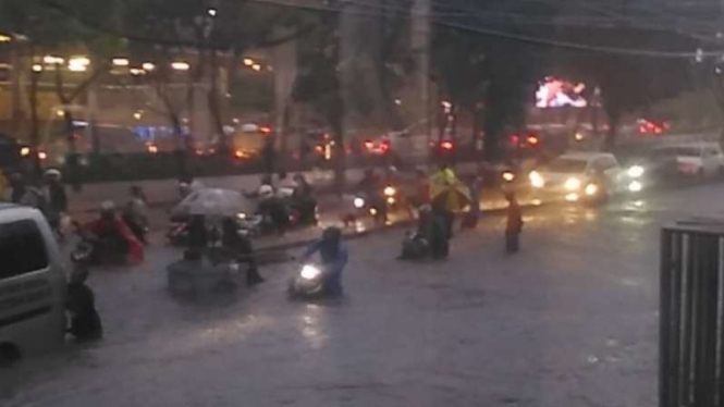 Banjir di depan Gandaria City, Jakarta Selatan, Senin, 23 Mei 2016.