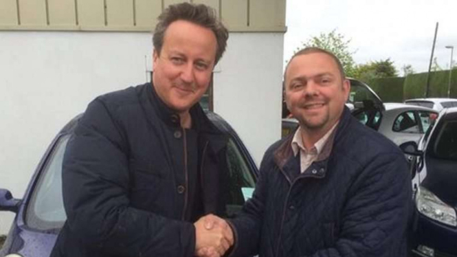David Cameron (kiri) dengan Iain Harris (kanan).