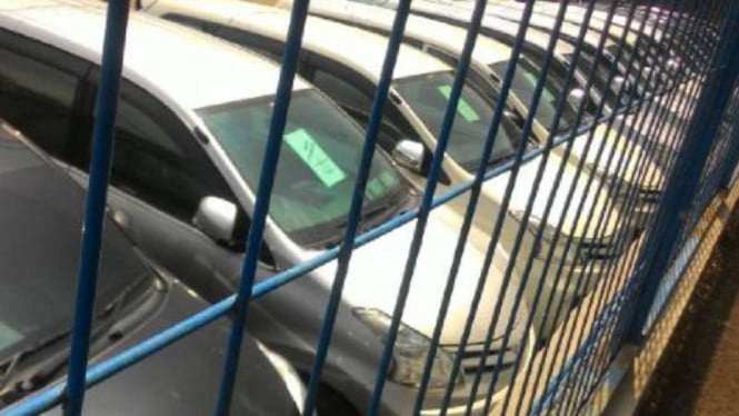 Barang bukti kasus penipuan mobil di area parkir Stasiun Depok Baru