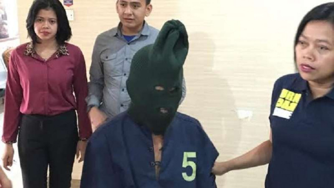 Sudjatmo usai ditangkap petugas Polrestro Jakarta Utara, Selasa, 24 Mei 2016.