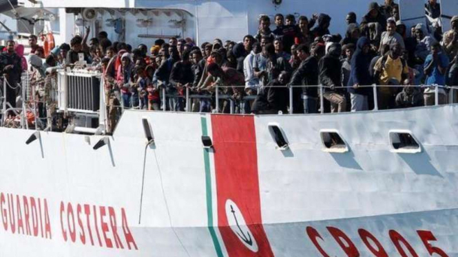 Ratusan imigran yang berhasil diselamatkan kapal Italia dari laut lepas.