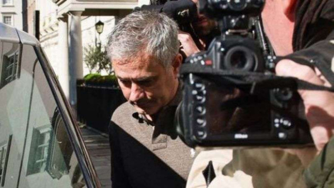 Jose Mourinho dicegat wartawan di depan rumahnya