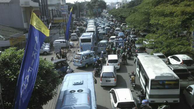 Lalu lintas di Jalan Tebet menuju Kampung Melayu macet total