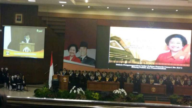 Megawati Sukarnoputri menyampaikan pidato ilmiah dalam sidang peganugerahan gelar kehormatan di kampus Universitas Padjadjaran Bandung, Jawa Barat, pada Rabu, 25 Mei 2016.