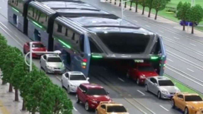 Bus kolong atau Transit Elevated Bus (TEB) diuji coba