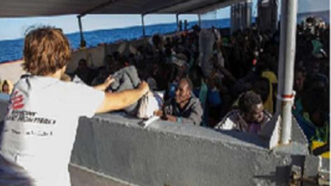 Dokter Lintas Batas (MSF) menyelamatkan imigran di Laut Tengah.