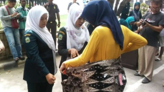 Razia busana ketat di Aceh, Rabu (25/5/2016).