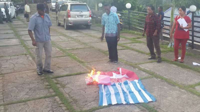 Warga Papua bakar bendera Bintang Kejora.