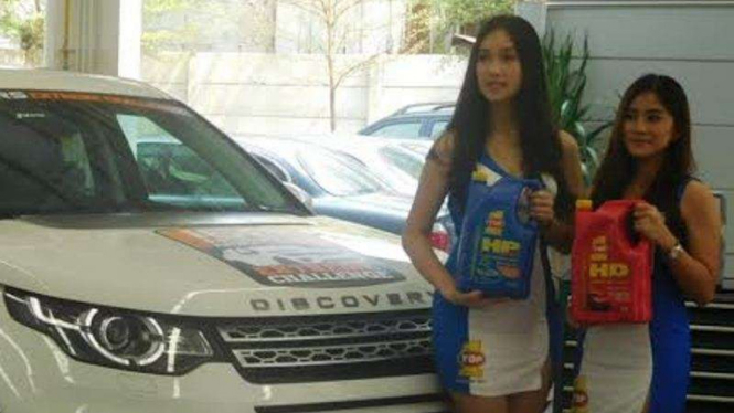 Winda (kanan), SPG cantik otomotif