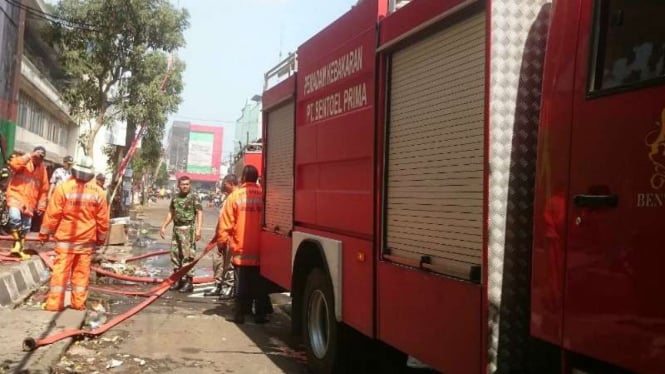 Petugas pemadam kebakaran berupaya memadamkan api yang membakar Pasar Besar di Kota Malang, Jawa Timur, pada Kamis, 26 Mei 2016.