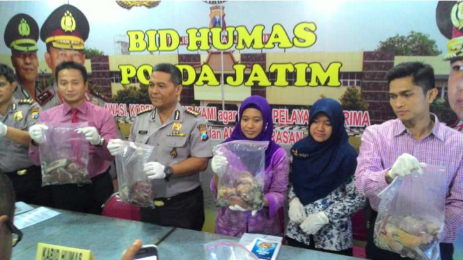 Kepolisian Daerah Jawa Timur menunjukkan daging babi yang ditemui di pasar tradisional menjelang bulan Ramadan, Kamis (26/5/2016)