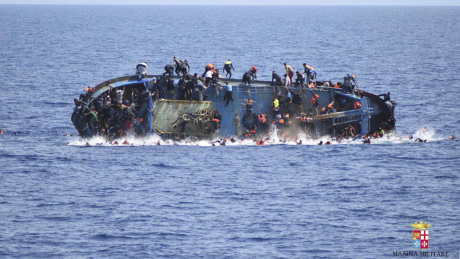 Detik-detik kapal imigran terbalik di laut lepas Libya, 26 Mei 2016.