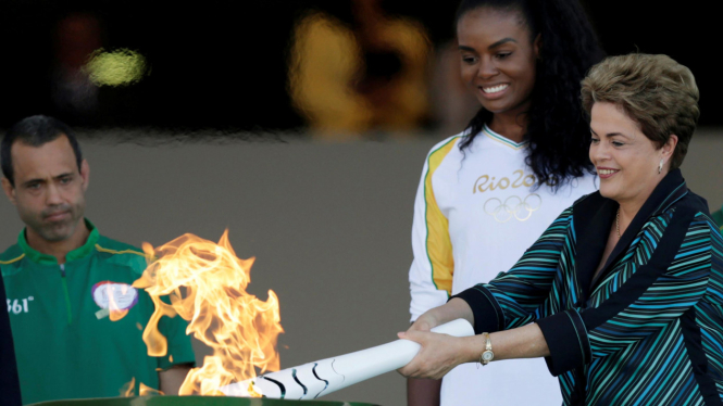 Presiden Brasil, Dilma Rousseff menyalakan api obor Olimpiade